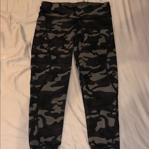 Reversible vineyard vines camo/whale print legging